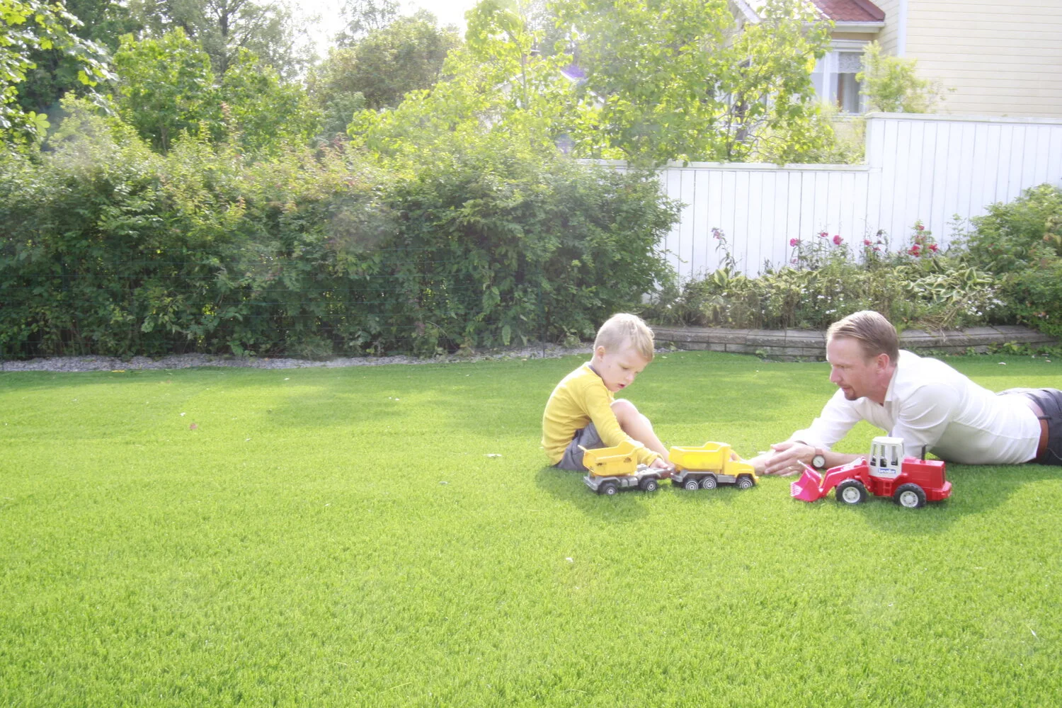 pihaleikit lapsen kanssa tekonurmella